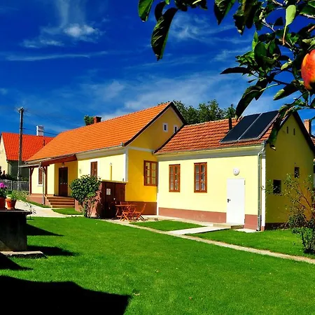 Kis-balatoni Oekoporta בית הארחה 3*